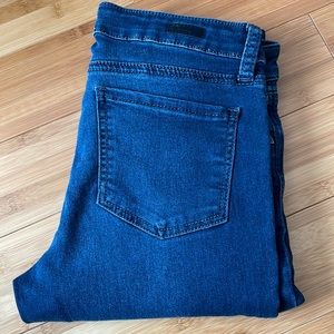 KUT from the Kloth dark rinse jeans. Excellent pre owned condition!